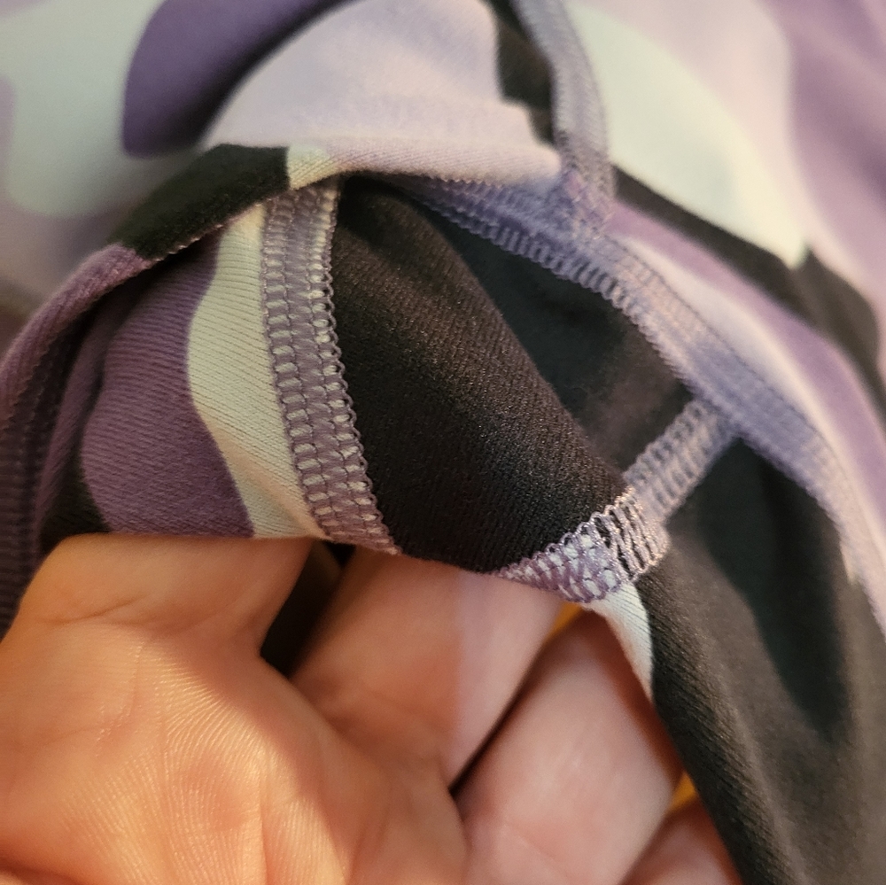 Under Armour purple camo Rush leggings. Sold out in U.S. NWOT Extra Small - Picture 9 of 12